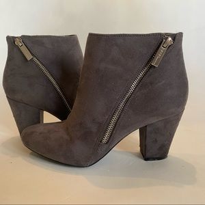 BCBG Dorian high heel gray ankle boot Sz 7 Excellent Condition